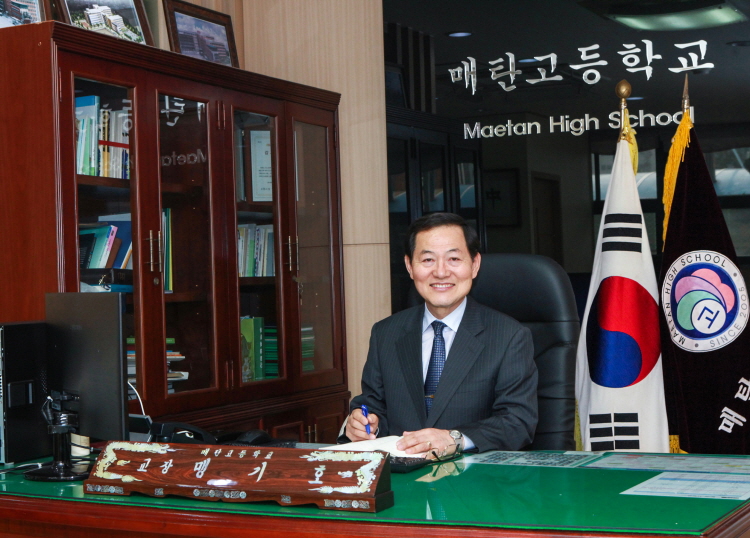 매탄고교장선생님집무사진.jpg